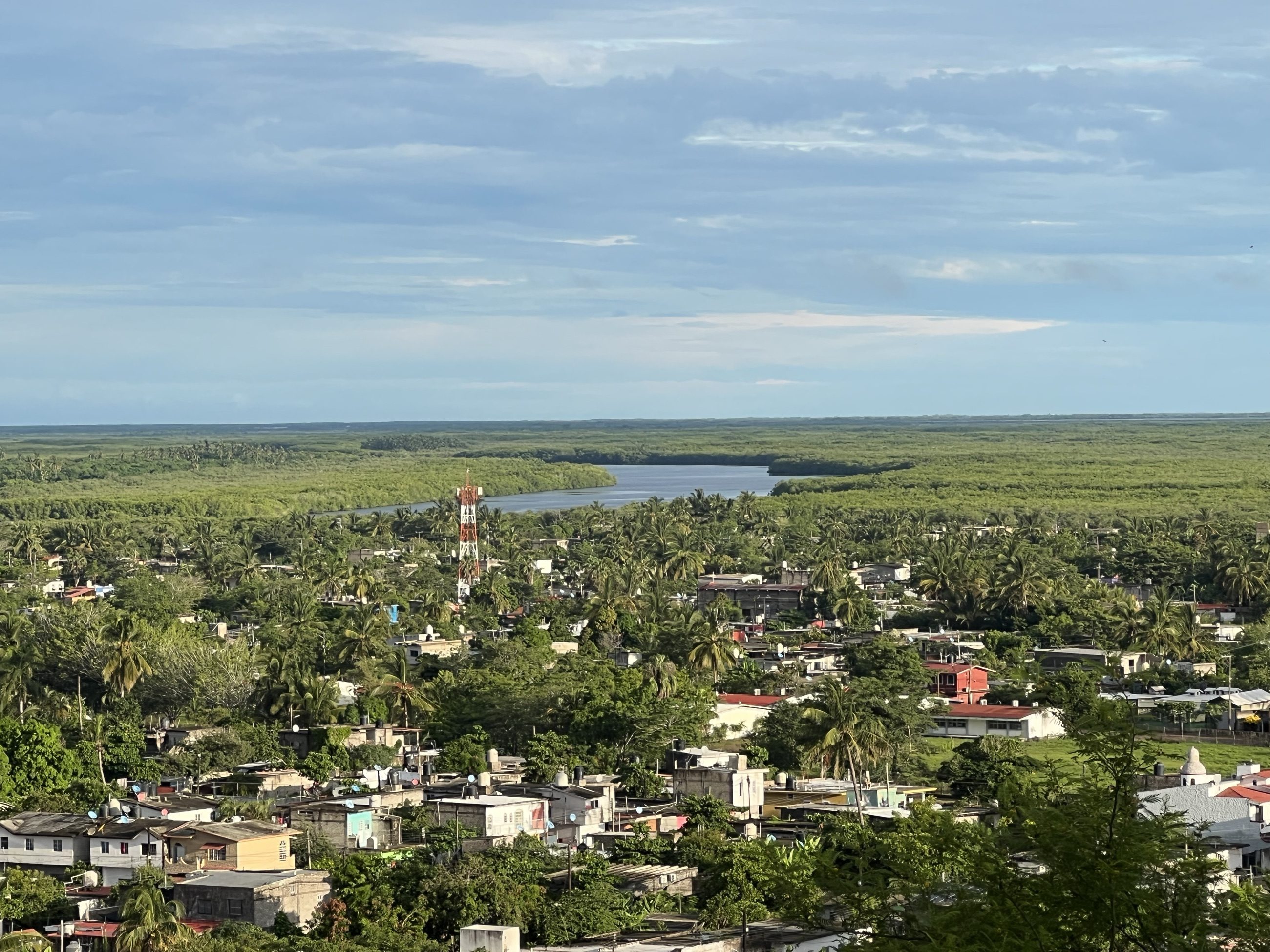 Vista panorámica del pueblo de San Blas y el estero desde lo alto del cerro
